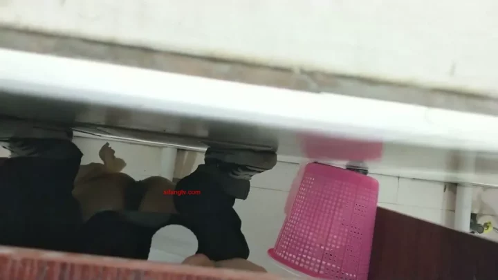 無修正・トイレ盗撮：女子アスリートの密室の秘め事 のスクリーンショット 11