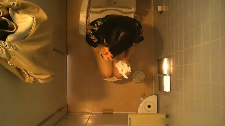 【韓国トイレ盗撮】密室のプライベートが丸見え… のスクリーンショット 11