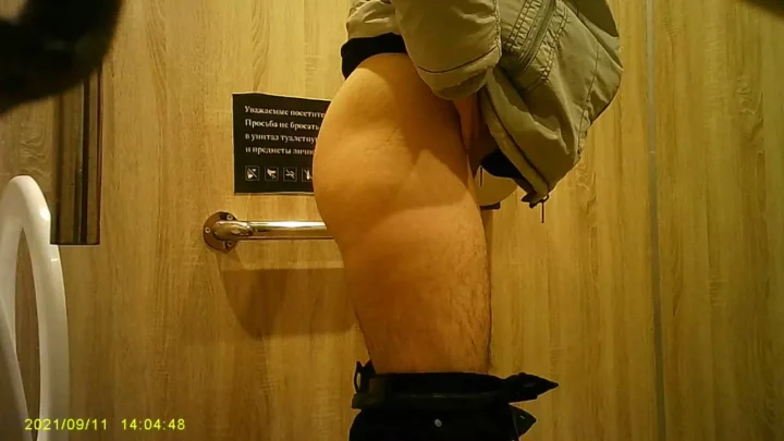 人目も憚らず…！女子トイレの秘密の蜜園