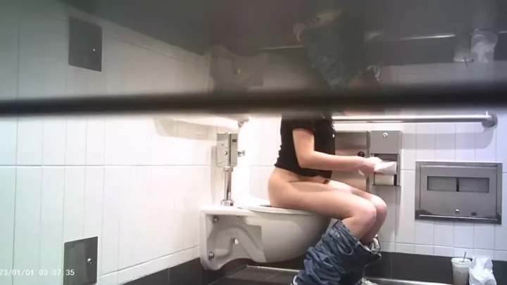 盗撮！女子トイレで秘密の放課後ガールズトーク