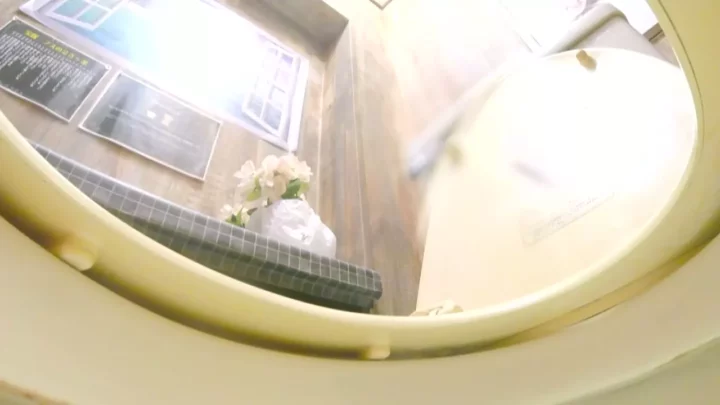【悪魔の盗撮】女子トイレの密室で響き渡る排泄音と衝撃の瞬間に絶句！ のスクリーンショット 3