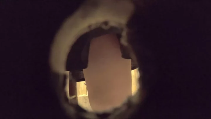 【悪魔の盗撮】女子トイレの密室で響き渡る排泄音と衝撃の瞬間に絶句！ のスクリーンショット 15