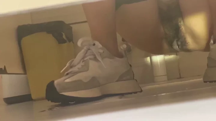 【盗撮】中国の公衆トイレで仕掛けられた隠しカメラ のスクリーンショット 3