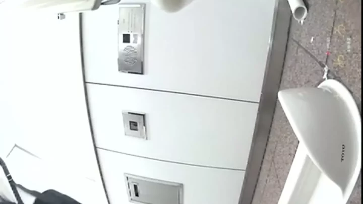 【無修正】和式便器で放尿する女性たちを盗撮！