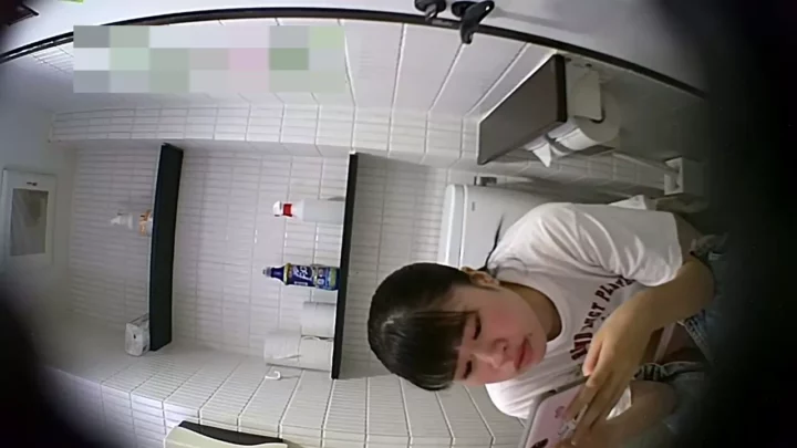 衝撃！盗撮視点に興奮…トイレ隠し撮り秘蔵コレクション のスクリーンショット 11