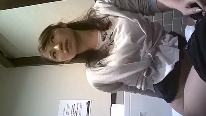 衝撃！女子トイレの隠し撮り映像、連続爆尿の瞬間！ のスクリーンショット 11