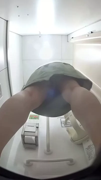 御堂筋線トイレで女子高生がまさかの痴漢遭遇！ のスクリーンショット 4