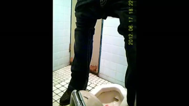 【韓国トイレ盗撮】密室のプライベートが丸見え… のスクリーンショット 8