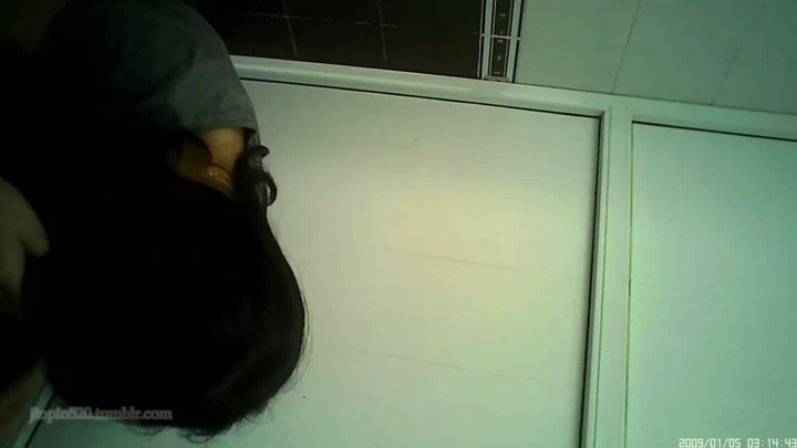 【盗撮】中国の公共トイレで美人を激写！ のスクリーンショット 4