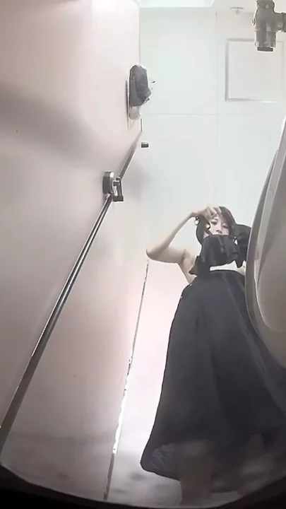 御堂筋のトイレで激震！禁断の盗撮現場 のスクリーンショット 4