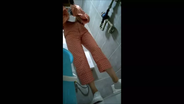 女子大トイレ盗撮！中華美人たちの秘められた瞬間 のスクリーンショット 4