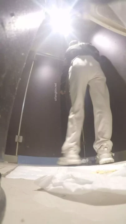 ナイトクラブの隠しカメラ：衝撃のトイレ盗撮 のスクリーンショット 4