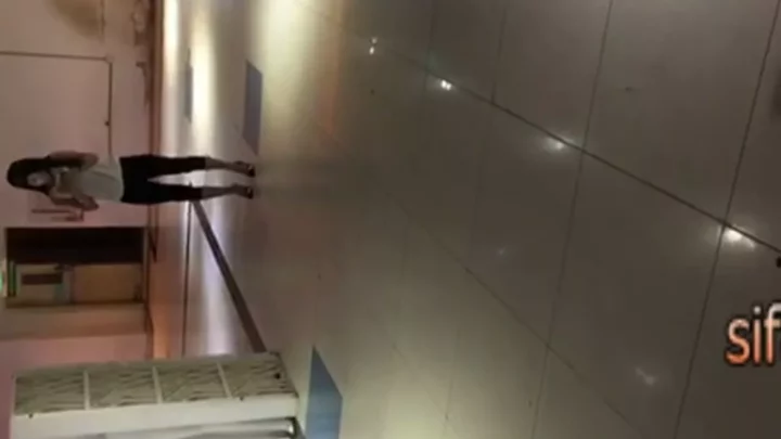 衝撃！中国トイレ盗撮：大胆ヌードの瞬間 のスクリーンショット 3