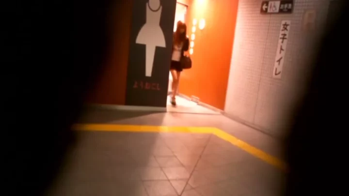 衝撃！女子トイレの隠し撮り映像、連続爆尿の瞬間！ のスクリーンショット 8