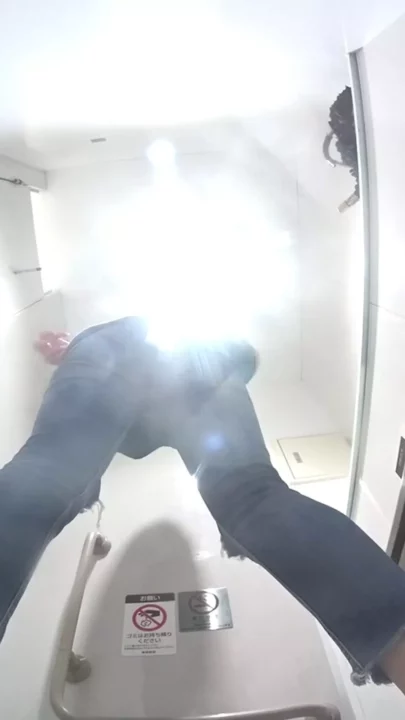 【隠し撮り】美人OLたちの秘められたトイレタイム のスクリーンショット 8
