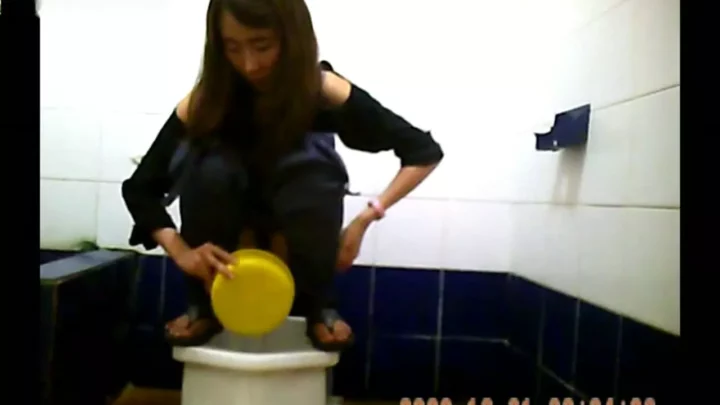 タイの公衆トイレ盗撮！大胆お尻丸出しの決定的瞬間 のスクリーンショット 4