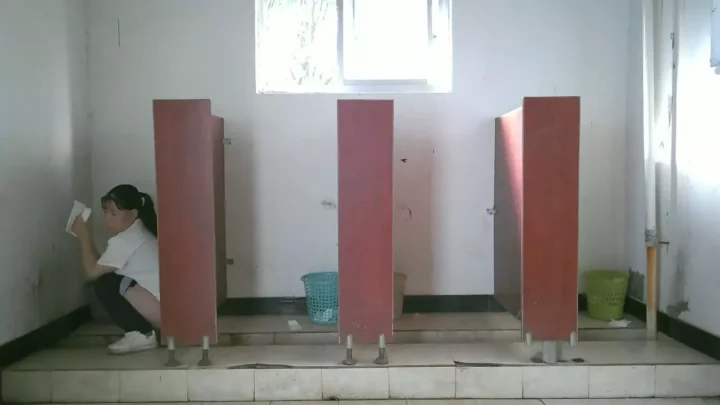 工場女子寮の秘密…トイレ盗撮145分！ のスクリーンショット 1