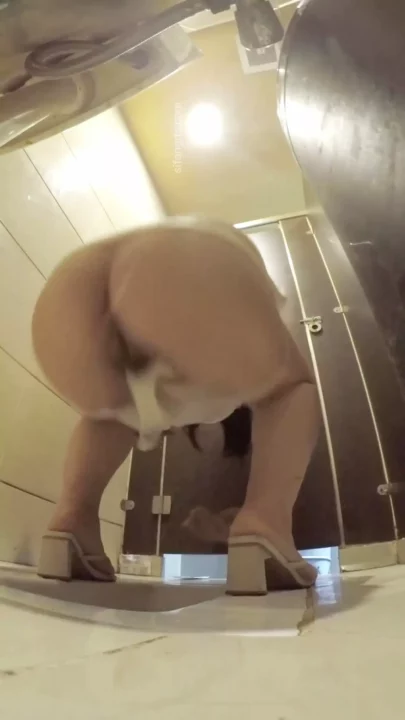 クラブのトイレで激撮！秘密のプライベート映像 のスクリーンショット 2