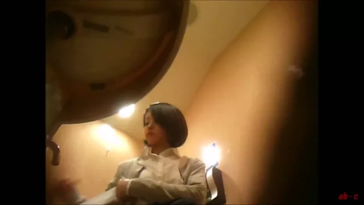 公衆トイレで盗撮！美人OLの羞恥排泄を激写 のスクリーンショット 6