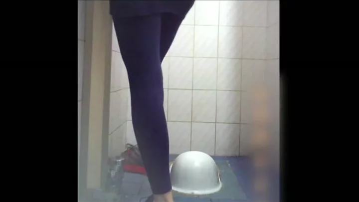 露天風呂付客室の和式トイレで盗撮！浴衣姿の美女が魅せる のスクリーンショット 2