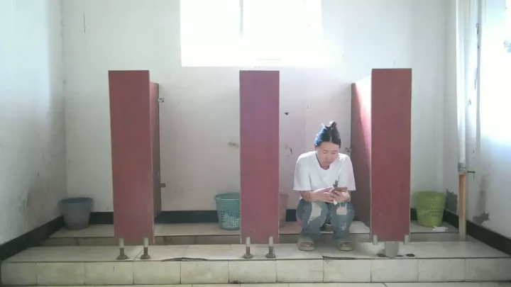 工場女子寮の秘密…トイレ盗撮145分！ のスクリーンショット 2