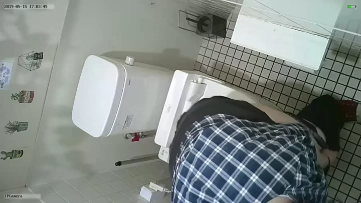コンビニ個室トイレで繰り広げられる、密室の秘め事