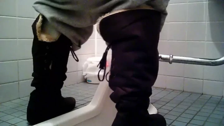 大胆不敵！トイレで魅せるお尻とへそに興奮！ のスクリーンショット 7