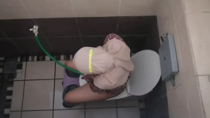 隠しカメラが捉えた！インドネシアのトイレ盗撮 のスクリーンショット 7