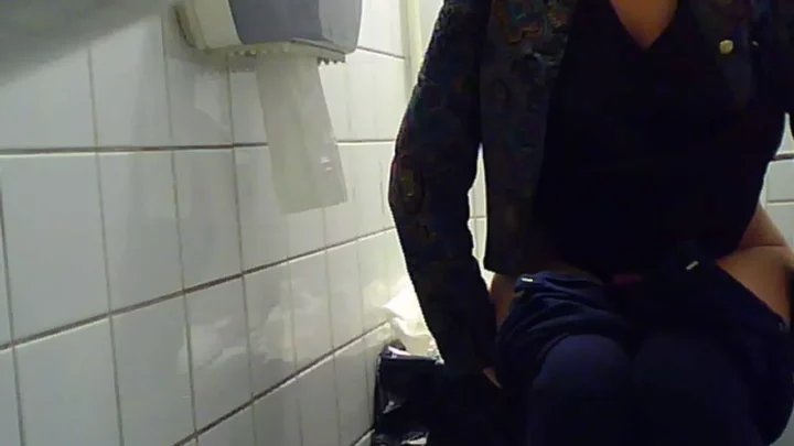 女子トイレの密室で繰り広げられる甘美な秘め事 のスクリーンショット 3