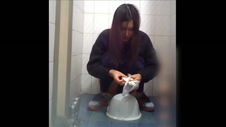 露天風呂付客室の和式トイレで盗撮！浴衣姿の美女が魅せる のスクリーンショット 3