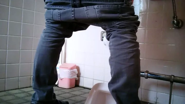 大胆不敵！トイレで魅せるお尻とへそに興奮！ のスクリーンショット 8