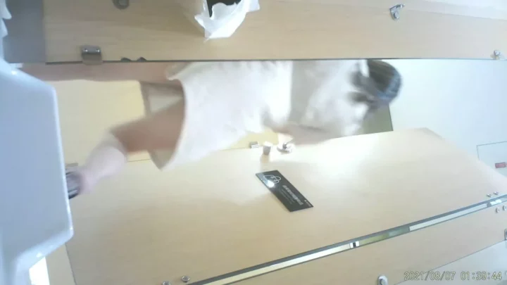 顔出し！衝撃の嘔吐！極上トイレのプライベートショット のスクリーンショット 8