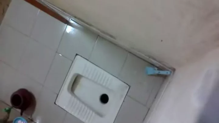 隠しカメラが捉えた！インドネシアのトイレ盗撮 のスクリーンショット 12