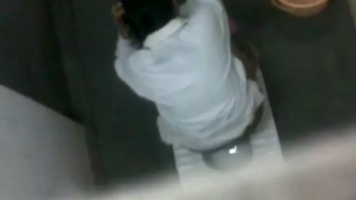 隠しカメラが捉えた！インドネシアのトイレ盗撮 のスクリーンショット 16