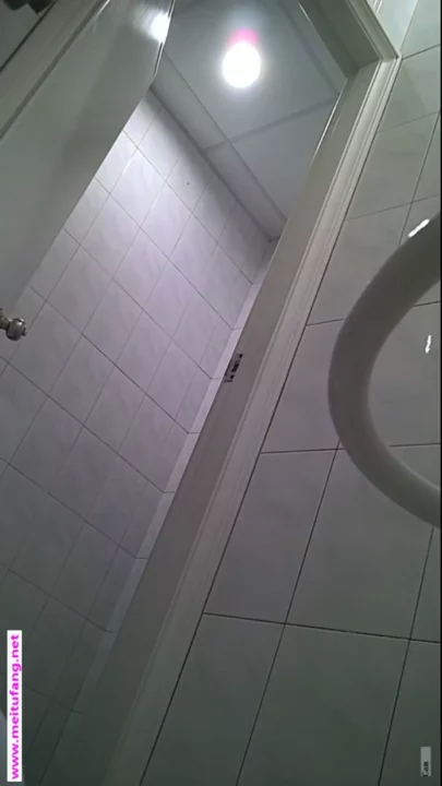 監視カメラが捉えた中国の衝撃的なトイレ盗撮 のスクリーンショット 4