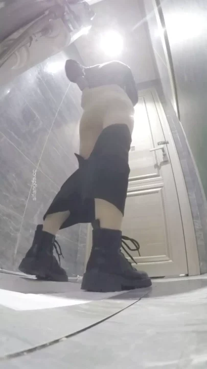 クラブトイレ隠し撮り20弾！深夜の密室で蠢く欲望 のスクリーンショット 4