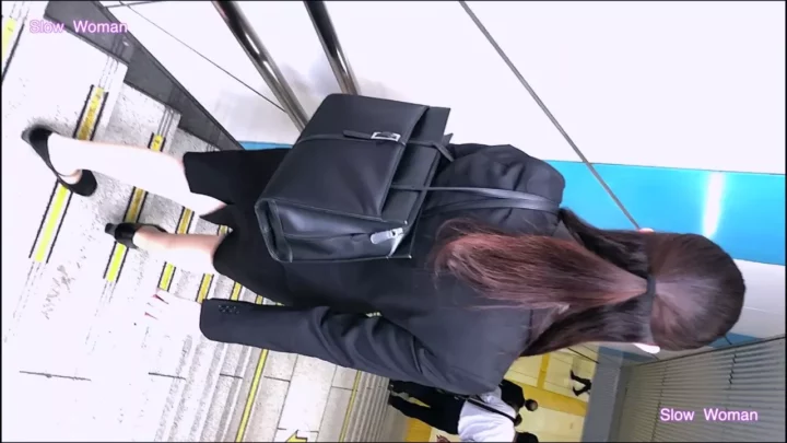 あけおめパンチラ！美人OLたちのスカートめくり のスクリーンショット 4