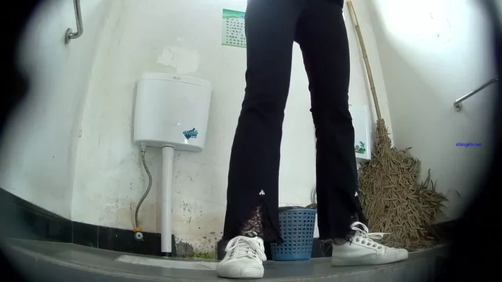 旅行客が公衆トイレで欲情！禁断のハプニング のスクリーンショット 4