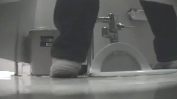 【和式トイレ盗撮】パイパンJKの秘められた日常 のスクリーンショット 5