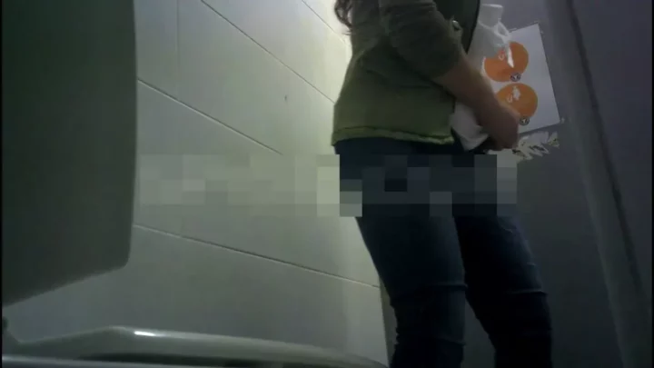 【盗撮】ウォシュレットに映り込む美尻の秘密 のスクリーンショット 1