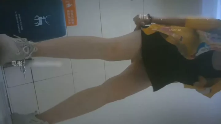 【中国トイレ盗撮】覗き見された羞恥に震える美女 のスクリーンショット 1