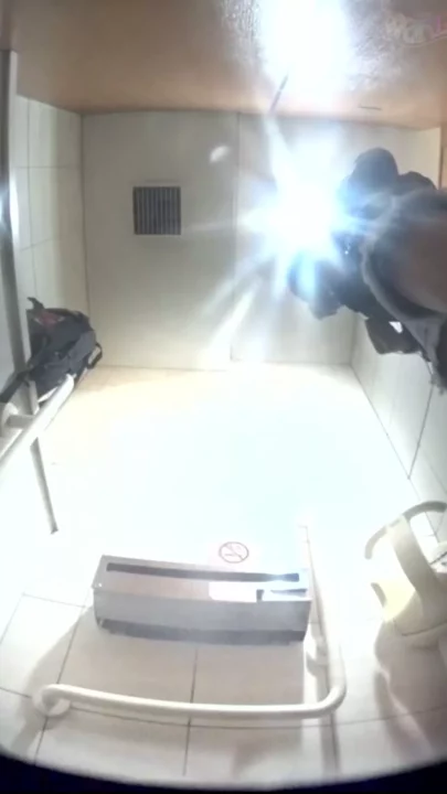 都会の駅で盗撮された美女たち！衝撃のトイレ隠し撮り のスクリーンショット 5