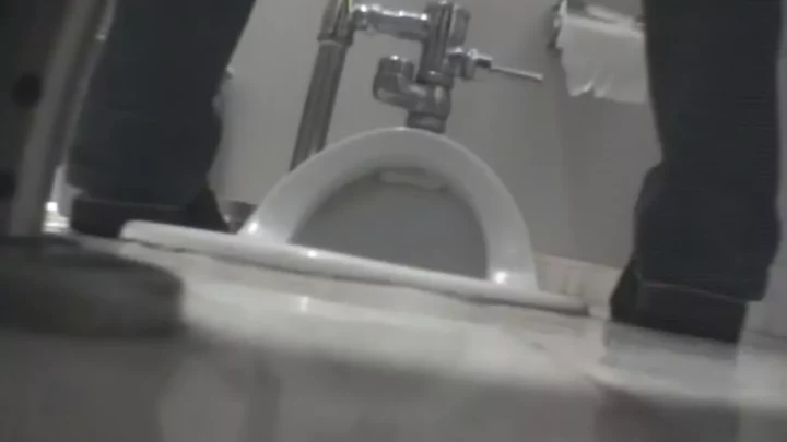 【和式トイレ盗撮】パイパンJKの秘められた日常 のスクリーンショット 6