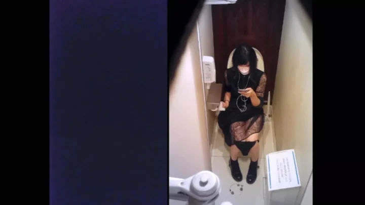 【盗撮】花園で彼女がまさかの野糞！？隠し撮り のスクリーンショット 2