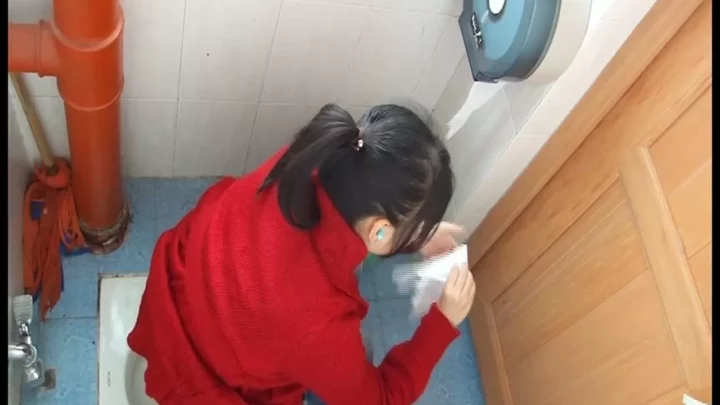 【盗撮】韓国女子大のトイレに隠しカメラ！衝撃のフリーハンド… のスクリーンショット 2