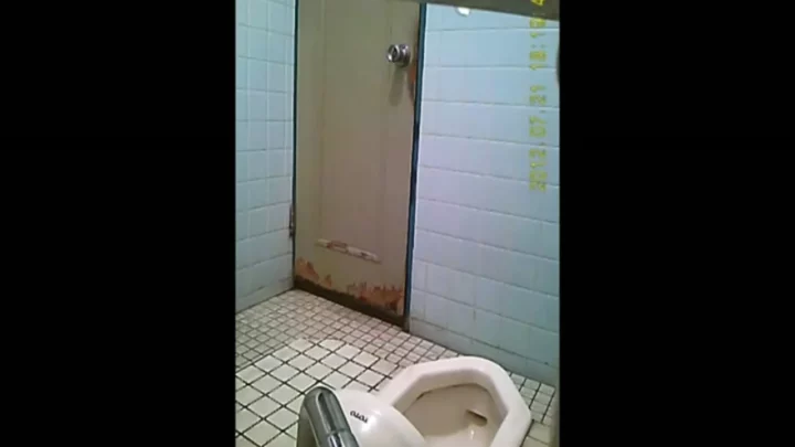 GW限定！和式トイレの隠し撮り秘蔵映像解禁！ のスクリーンショット 10
