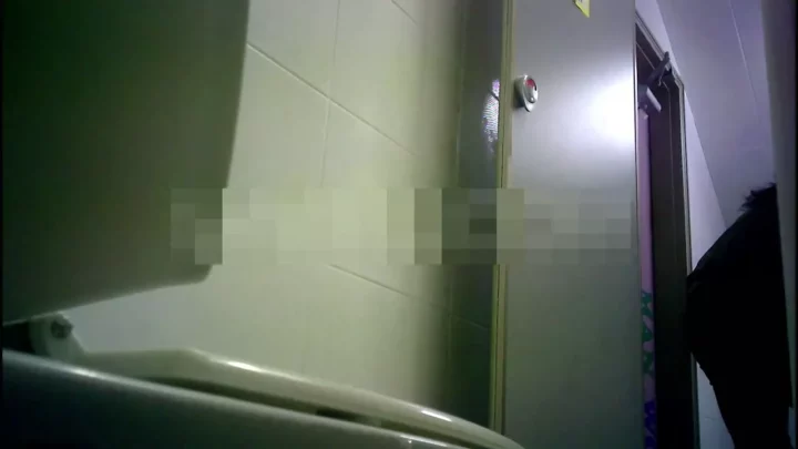 【盗撮】ウォシュレットに映り込む美尻の秘密 のスクリーンショット 2