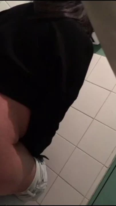 覗き見の興奮！女子トイレ盗撮カメラ のスクリーンショット 2