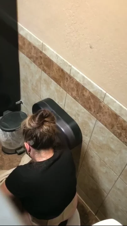 覗き見の興奮！女子トイレ盗撮カメラ のスクリーンショット 10