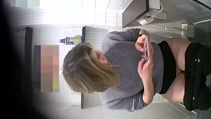 ドトール美人を盗撮！隠しカメラが捉えた秘密のトイレ のスクリーンショット 6